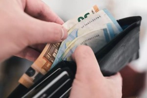 Δώρο Πάσχα 2026: Πότε μπαίνει στους λογαριασμούς – Πώς θα υπολογίσετε τα χρήματα που δικαιούστε