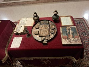 Αγρίνιο: Λαογραφική έκθεση με ιστορικά κειμήλια του 1821 του συλλέκτη Σπύρου Κατσίρα στο ναό της Αγίας Βαρβάρας