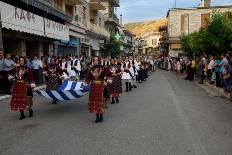 Πλήθος κόσμου στη λιτάνευση της ιεράς εικόνος του Αγίου Κοσμά του Αιτωλού