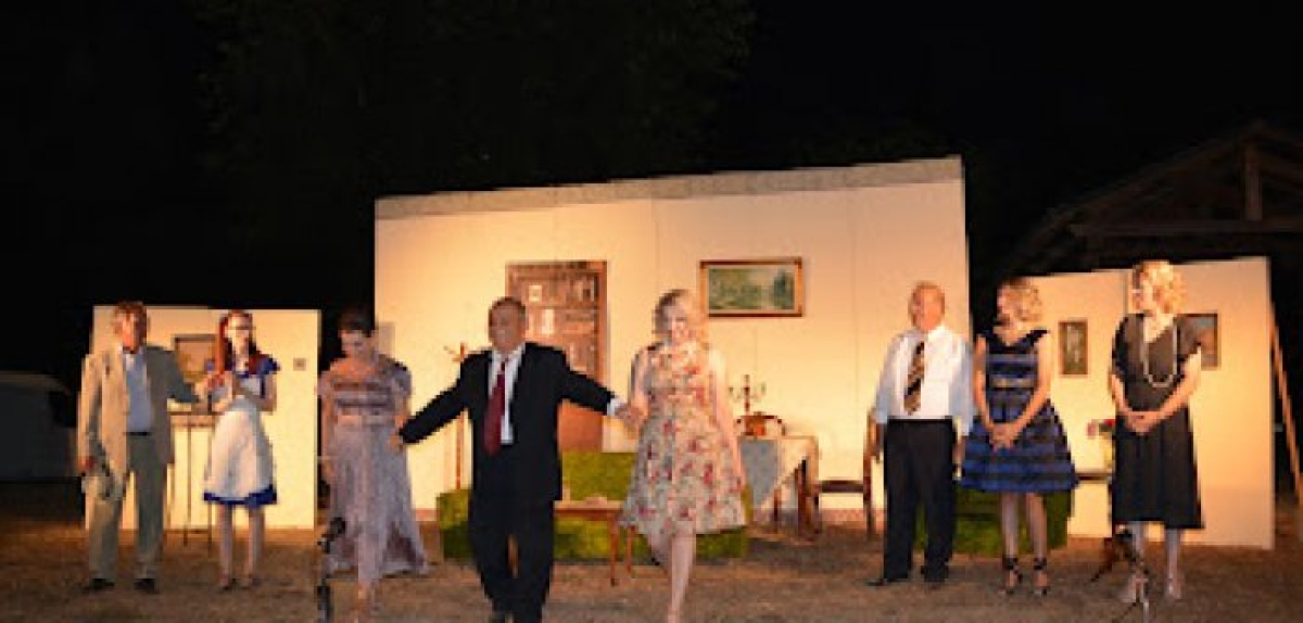 Αμπάρια Παναιτωλίου: Καταχειροκροτήθηκαν οι συντελεστές της παράστασης «Ένα βότσαλο στη λίμνη» (εικόνες)