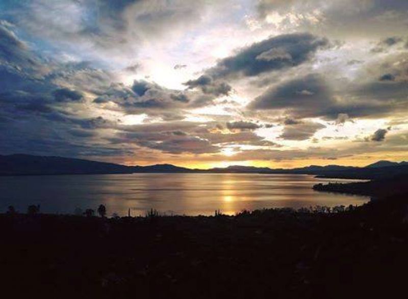Παιχνιδίσματα πάνω από τη λίμνη Τριχωνίδα