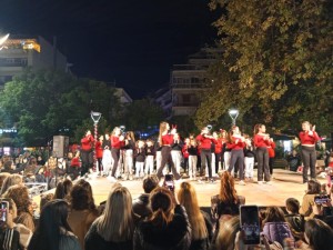 Χορευτικά σε χριστουγεννιάτικη ατμόσφαιρα στο κέντρο του Αγρινίου