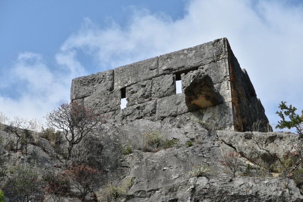 O τετράγωνος πύργος της Αλυζίας (φωτο)