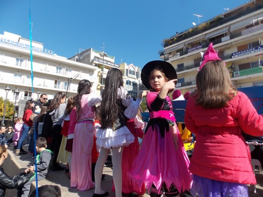 “Ασπρόμαυρο” φόντο και μικροί μασκαράδες στην πλ.Δημοκρατίας στο Αγρίνιο (φωτο)