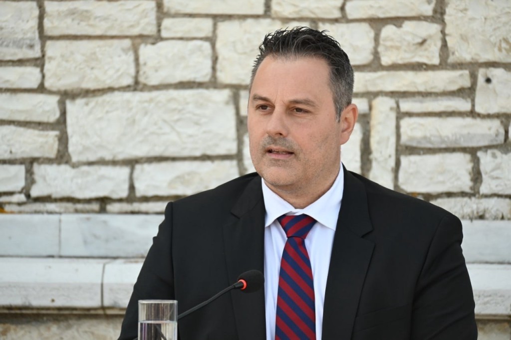 Επίθεση δέχθηκε η γυναίκα και το παιδί του Δημάρχου Μεσολογγίου – «Στοχοποίηση της οικογένειάς του με φυλλάδια»