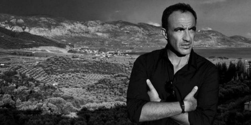 Ο Νίκος Αλιάγας απαγγέλει την «Ιθάκη» του Καβάφη στα ελληνικά και στα γαλλικά (video)