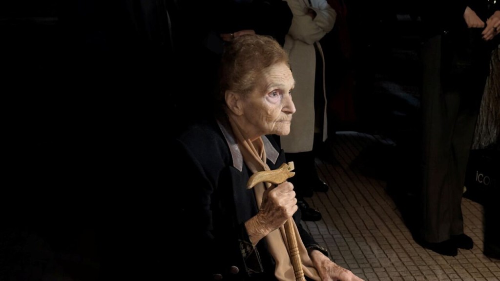 Μεσολόγγι: Η υπέροχη Ελένη Καλάκη του Πολιτισμού που προσφέρει λουλούδια – Μια συγκλονιστική αφήγηση για τη ζωή της