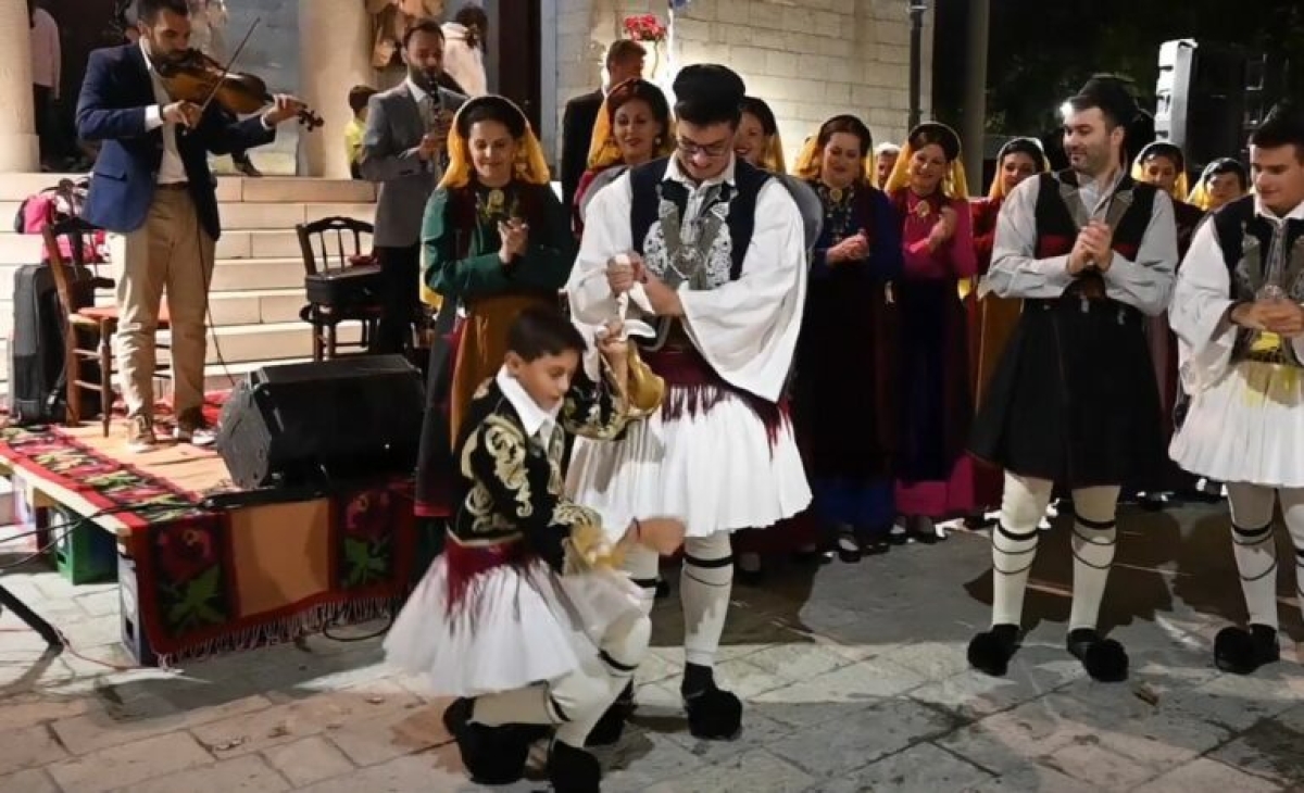 Το λεβέντικο τσάμικο ενός δεκάχρονου στην Αιτωλοακαρνανία (βίντεο)