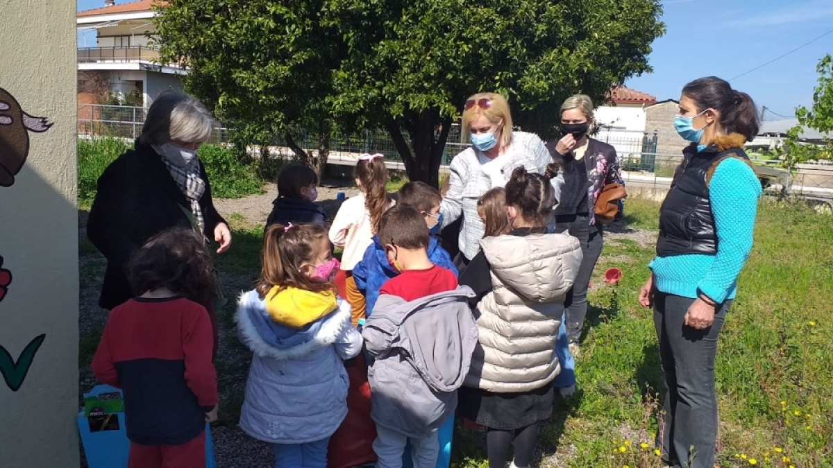Καλύβια: Δώρα στους μαθητές του νηπιαγωγείου εν &#039;οψει Πάσχα απο τον Σύλλογο Γυναικών