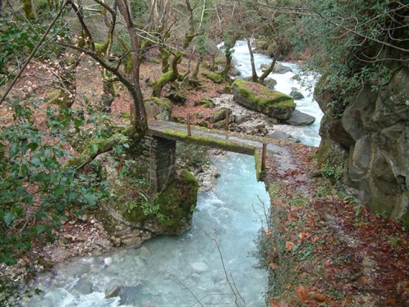 Τα Νεραϊδογέφυρα στο ορεινό Θέρμο (video)