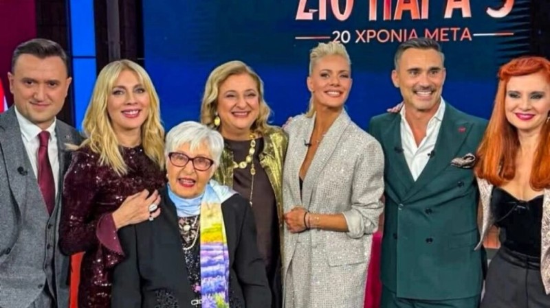 «Σαν να μην πέρασε μια μέρα»: Πόσο συγκινητικό να τους βλέπουμε ξανά μαζί, γράφουν για τo reunion του «Παρά Πέντε»