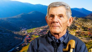 Χτυπάω τους τοίχους, δεν μιλάνε – Συγκλονίζει 87χρονος από το χωριό (βίντεο)