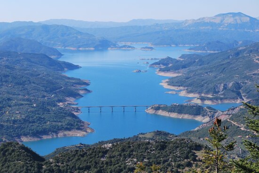 Ευκολότερο να στείλουν τα νερά ανατολικά παρά να αναπτύξουν και τη Δυτική Ελλάδα