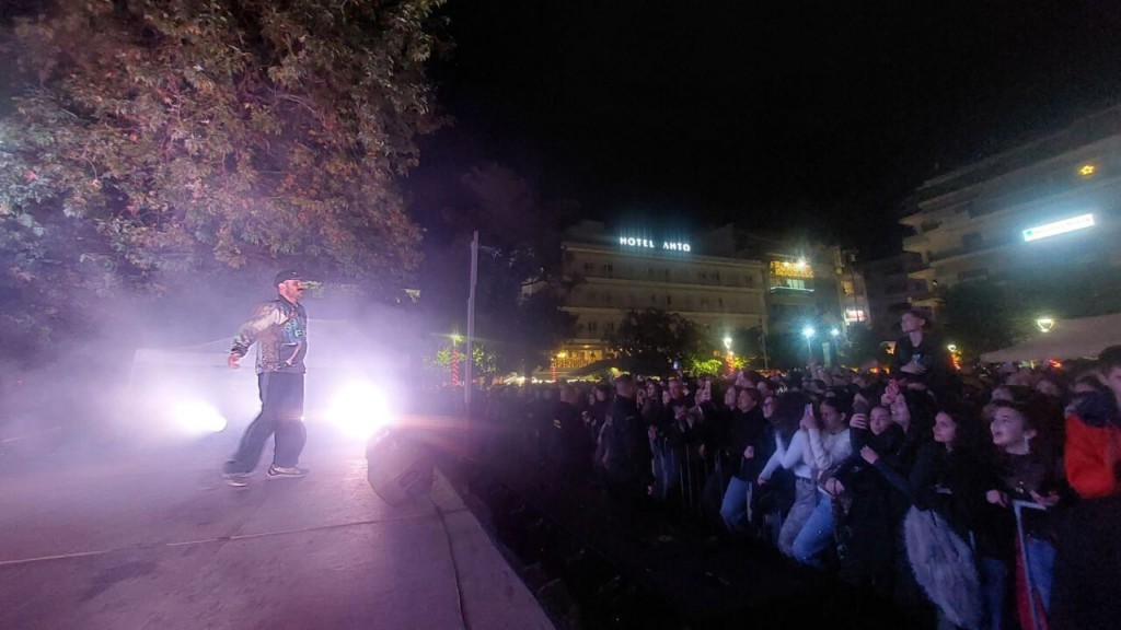 «Στο πόδι» η νεολαία για τον Saske στο Αγρίνιο – Με μια φωνή τραγούδησαν το «Για σένα» και άλλες επιτυχίες του!