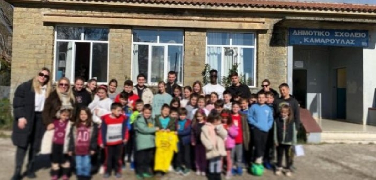 Παίχτες του Παναιτωλικού στο Δημοτικό Σχολείο Καμαρούλας