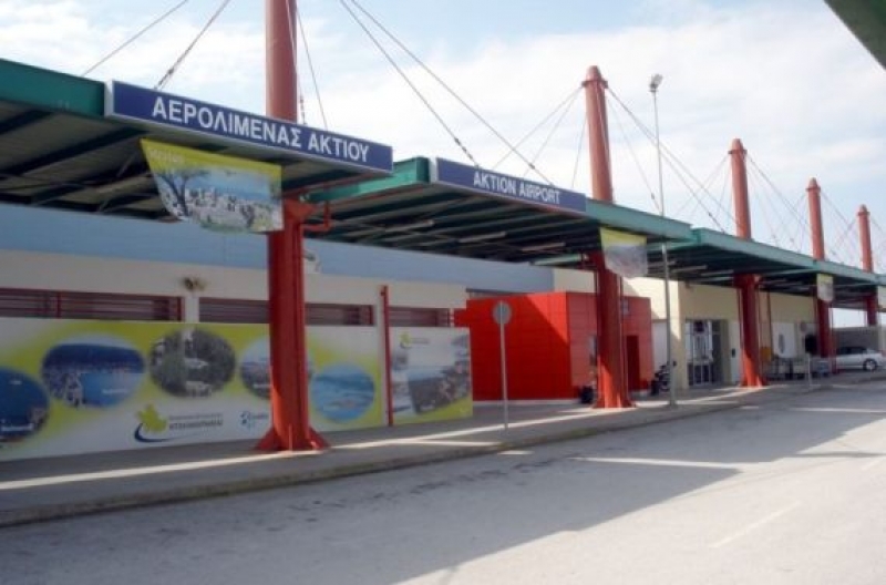 Υποδοχή με συρτάκι στο αεροδρόμιο του Ακτίου για τους τουρίστες [video]