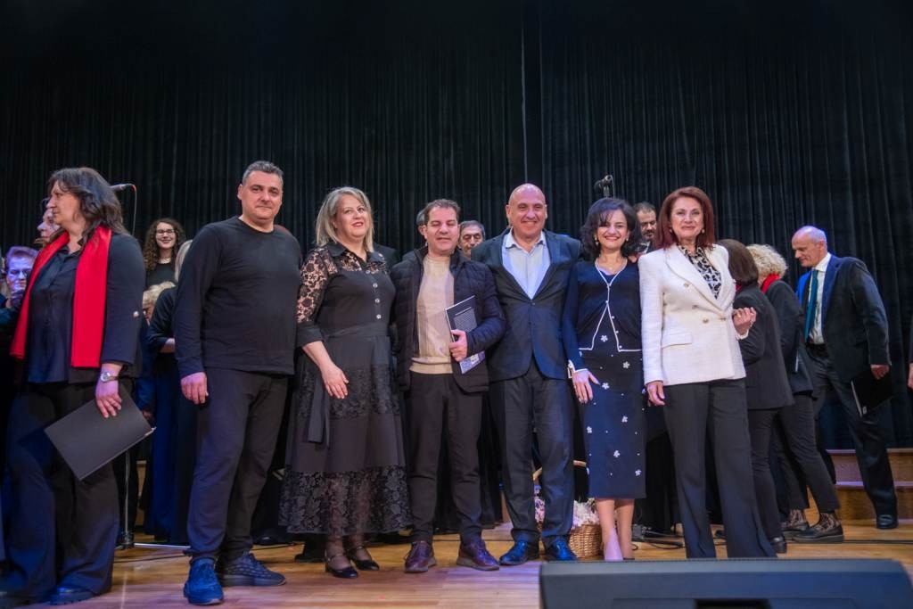 Σε κλίμα κατάνυξης και συγκίνησης πραγματοποιήθηκε η πρωτότυπη μουσική παράσταση «Μνήμη από σπαθί και μύρο…»  στο Παπαστράτειο Μέγαρο Αγρινίου