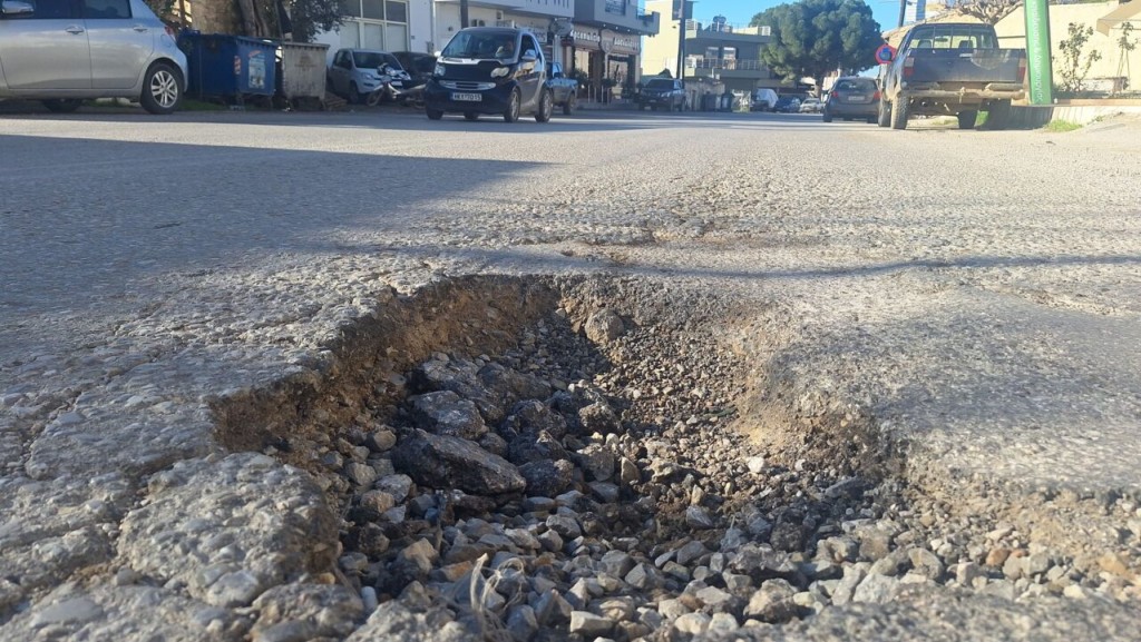 «Μάχη» με τις λακκούβες στο Δήμο Αγρινίου – Απαιτείται πρόγραμμα αστικής οδοποιίας