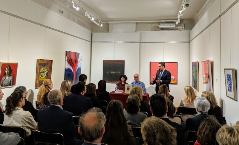 Η παρουσίαση στην αίθουσα της Δημοτικής Πινακοθήκης Αγρινίου του λευκώματος ‘προσφορά’