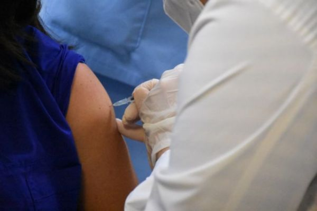 ΕΚΠΑ: Τα εμβόλια κατά του κορωνοϊού δεν αλλάζουν τα γονίδιά μας και δεν μένουν στο σώμα μας για περισσότερο από μερικές μέρες