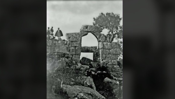 Η Αυλόπορτα της Παλαιομάνινας: Όταν ο Αχελώος περνά μέσα από την Ιστορία