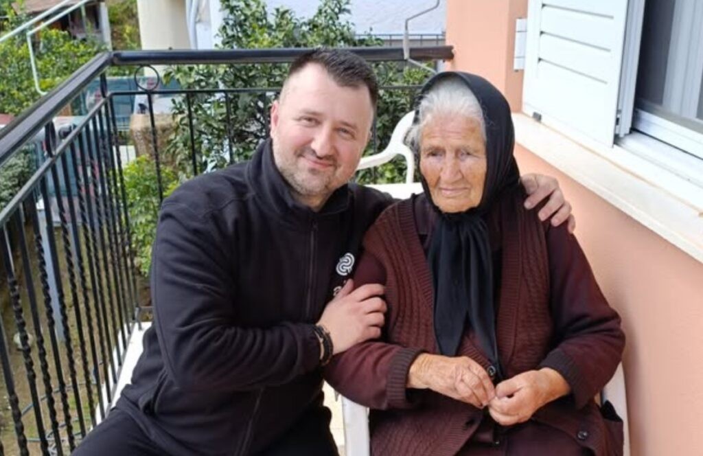 Αγρίνιο: Η κυρά-Μαρία γιορτάζει τα 107α γενέθλιά της και συνεχίζει ακμαία