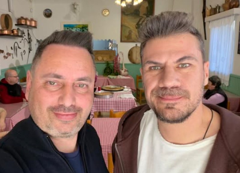 Θέρμο: Ο Άκης Πετρετζίκης έφτιαξε φρυγαδέλι και κοκορέτσι στη Μυρτιά
