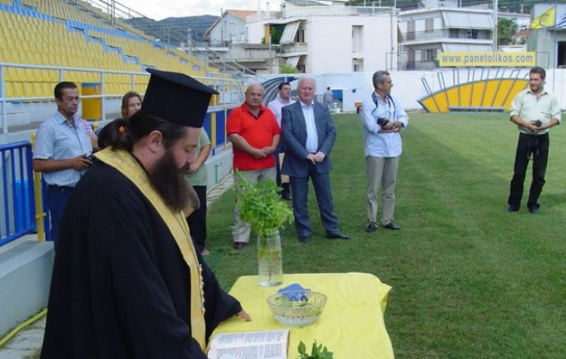 Εάν είσαι και Παπάς… με το ποδόσφαιρο θα πας!