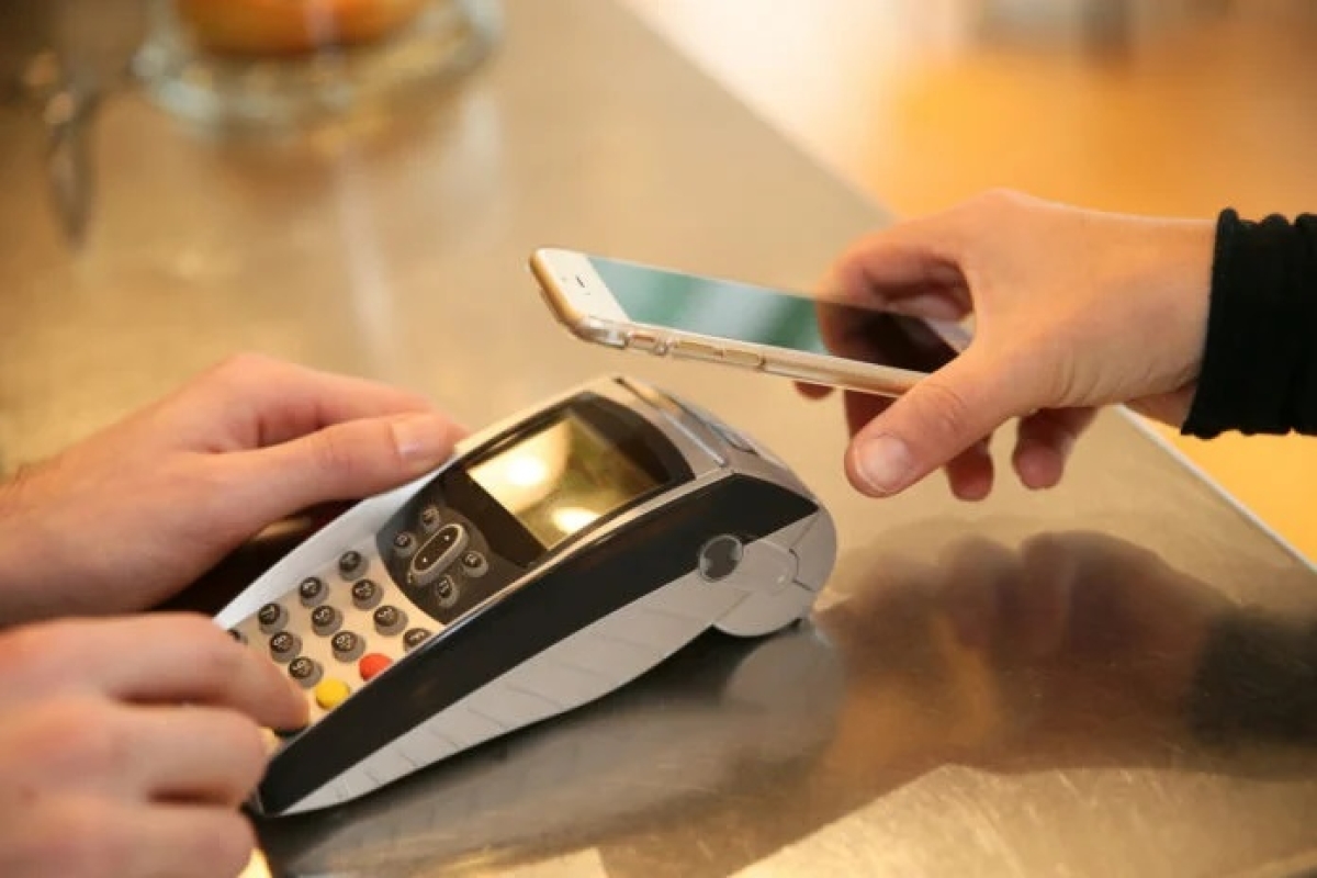 Συναλλαγές με POS: Πώς θα μειωθούν οι προμήθειες – Ποιους αφορά το μέτρο
