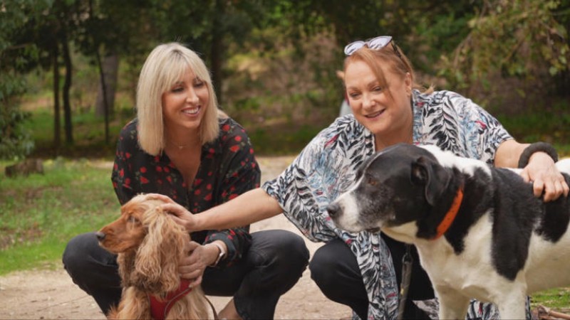 Ρένια Λουιζίδου: «Ο σκύλος σε αγαπάει ο κόσμος να χαλάσει – Τα ζώα γαληνεύουν την ψυχή»