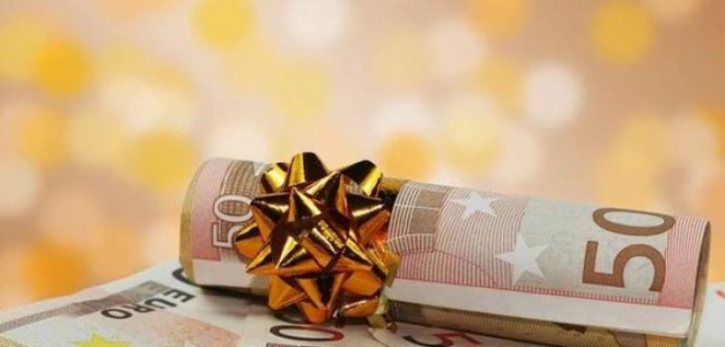 Δεν είναι ακατάσχετο το δώρο Χριστουγέννων – Τι πρέπει να κάνετε αν δεν σας καταβληθεί