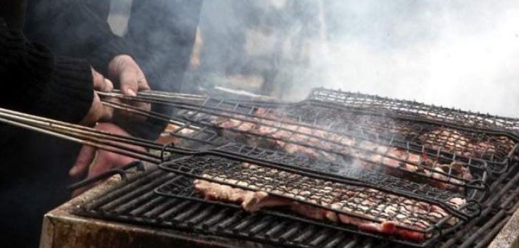 «Τα σχολεία δεν είναι ψησταριές» – «Μπλόκο» του Υπουργείου Παιδείας στο τσίκνισμα;