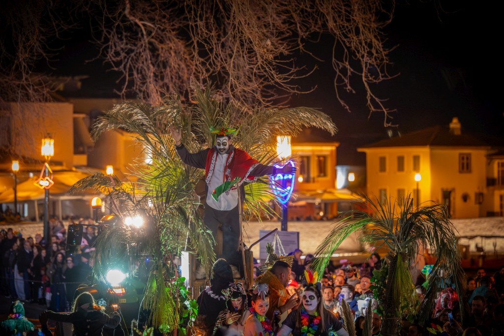 Η Ναύπακτος υποδέχθηκε πλήθος κόσμου και το τριήμερο της Αποκριάς. Το Επαχτίτικο Καρναβάλι κέρδισε τις εντυπώσεις