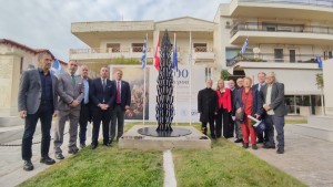 Αποκαλυπτήρια του γλυπτού «Το Δέντρο που Κλαίει» στο Μεσολόγγι – Τιμή στη μνήμη του Ιωάννη-Ιακώβου Μάγερ