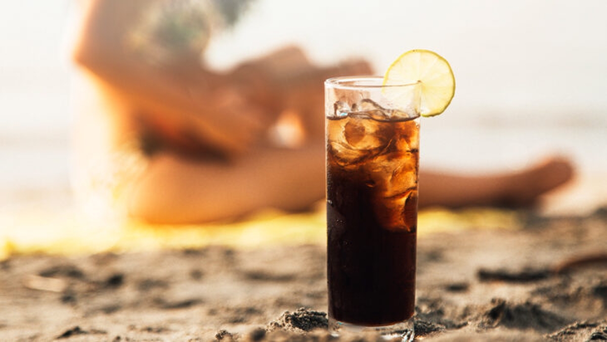Ανοιχτές θέσεις εργασίας σε beach bar – Άμεση πρόσληψη, μισθός συν tips, πλήρης ασφάλιση και δωρεάν διαμονή