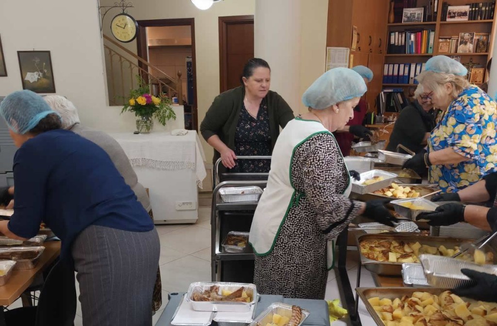 Αγρίνιο – Συσσίτια: Μεγαλύτερη φροντίδα στις γιορτές από τις εθελόντριες της ενορίας Αγίου Δημητρίου