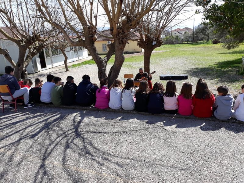 Ευαισθητοποίηση των παιδιών σε επίκαιρα κοινωνικά θέματα μέσα απο τραγούδια του επεδίωξε ο Αγρινιώτης τραγουδοποιός Βασίλης Κολοβός