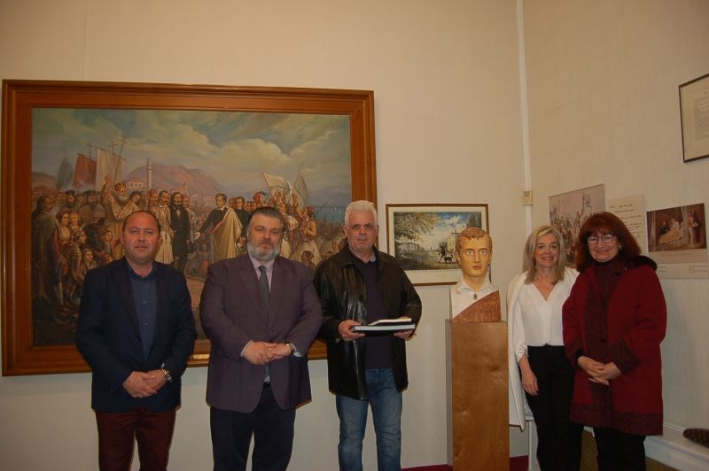 Παράδοση της προτομής του Λόρδου Βύρωνα από το Βασίλη Παπασάικα στο Δήμο Ιεράς Πόλεως Μεσολογγίου