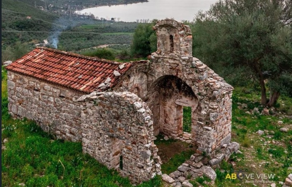 Βυζαντινός ναός Πέτρου &amp; Παύλου στη Νερομάνα με φόντο τη Λίμνη Τριχωνίδα
