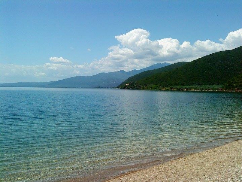 Φωτμού: η παραλία της Τριχωνίδας…