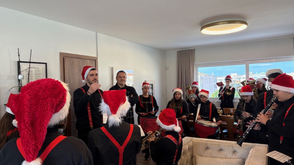 Χριστουγεννιάτικες νότες από τη Φιλαρμονική «Ιωσήφ Ρωγών» στο Δημαρχείο Ιερής Πόλης Μεσολογγίου