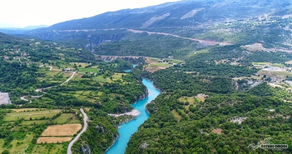Βαρκάδα και βουτιές στον υδάτινο παράδεισο του Αχελώου ποταμού (video, φωτο)