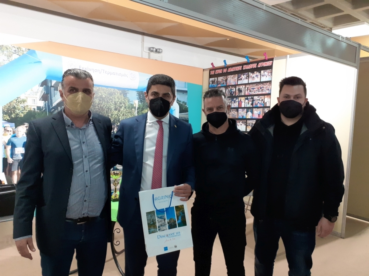Επίσκεψη Αυγενάκη στο περίπτερο του Δήμου Αγρινίου