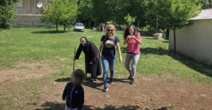 Παγκόσμια Ημέρα της Γυναίκας: Η γιαγιά Κωνστάντω στην ορεινή Τριχωνίδα και οι γυναίκες που κράτησαν όρθια τα χωριά της ελληνικής υπαίθρου