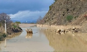 Κλειστή η Ε.Ο. Αγρινίου – Καρπενησίου: Πέτρες και λιμνάζοντα νερά “αφάνισαν” τον δρόμο