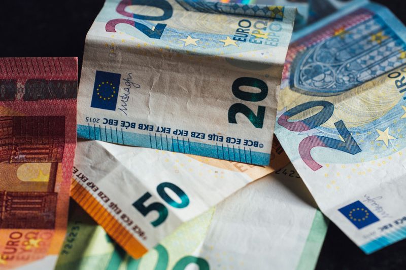 Αυξάνονται κατώτατος μισθός και επιδόματα