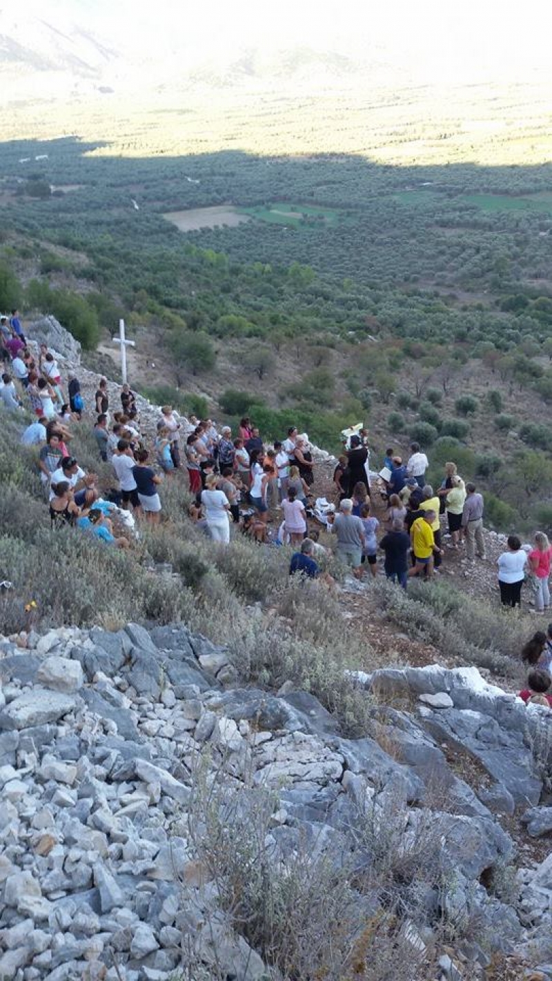 O Εσπερινός στο εκκλησάκι της Αγίας Ελεούσας στον Μύτικα