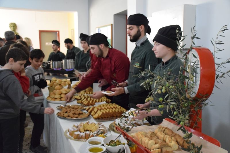 Με μεγάλη συμμετοχή ολοκληρώθηκε η εναρκτήρια εκδήλωση της ‘ἐλαία’ με γενική θεματολογία ‘Εκπαιδεύοντας ελαιοκομικά-Ο δρόμος της ελιάς’