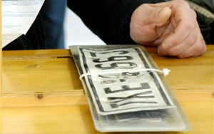 Νέος ΚΟΚ: Πώς τιμωρούνται όσοι καλύπτουν τις πινακίδες κυκλοφορίας