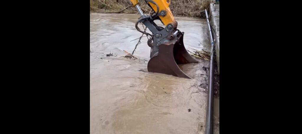 Μεσολόγγι: «Μάχη» για να κρατήσουν ανοιχτό το ρέμα στην ανατολική Κλείσοβα